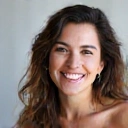 Ritratto di Maria Rossi, cliente soddisfatta.